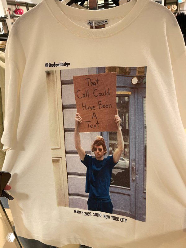 Белая футболка в магазине с крупной печатью парня, держащего картонную записку — коллаборация мем-культуры и fashion-бренда Zara