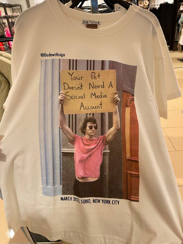 Футболка с принтом: снимок парня с табличкой, выставленный в магазине; пример того, как вирусный мем попадает в мейнстрим fashion-ритейла