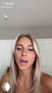 Кадр вертикального видео: крупный план Эмили Зугай в комнате, автор показывает лицо в ролике про редизайн популярных логотипов в TikTok.