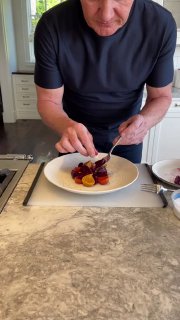 Шеф-повар аккуратно выкладывает на тарелку маленькие порции — профессиональная подача блюда контрастирует с комичными роликами-имитациями в сети.