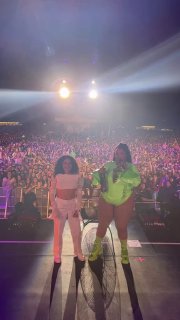 Сцена и огромная толпа на концерте; на переднем плане Lizzo и участники сцены — иллюстрация массовых тредов и флешмобов на концертах.