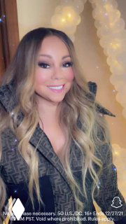 Женский портрет в гламурном образе: улыбающаяся женщина в вечернем наряде на фоне светлых праздничных воздушных шаров и гирлянд, кадр в интерьерной обстановке.