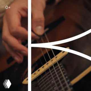 Крупный план рук, играющих на акустической гитаре; поверх кадра видны стилизованные графические элементы — превью ролика VK в новогодней кампании пожертвований.