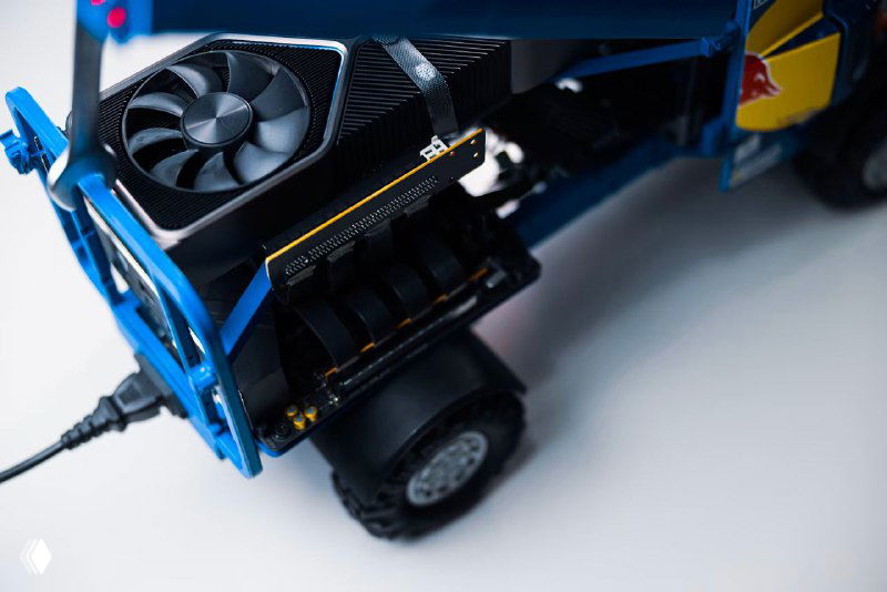 Крупный план внутренней части корпуса-пикапа: видна видеокарта RTX 3080, рама и элементы автомобильного корпуса, интегрированные в конструкцию ПК.