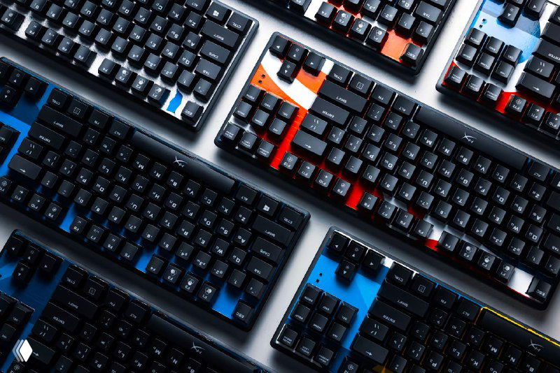Несколько уникальных клавиатур в фирменной синей и красной цветовой схеме с декоративными деталями, вдохновлёнными кузовом грузовика КАМАЗ‑мастер.