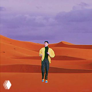 Иллюстративное изображение: человек в яркой одежде идет по красным песчаным дюнам на фоне сиреневого неба, стилизованный.