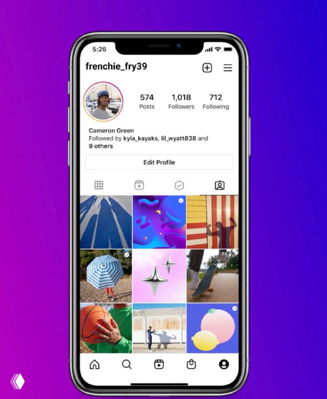Экран профиля в Instagram на телефоне с сеткой постов и миниатюрами цифровых работ — контекст для интеграции NFT и коллекций.