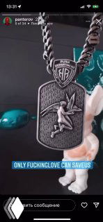 Крупный план металлической подвески на цепочке на фоне пластиковой фигурки; кадр из скриншота Instagram Stories с английской подписью внизу.