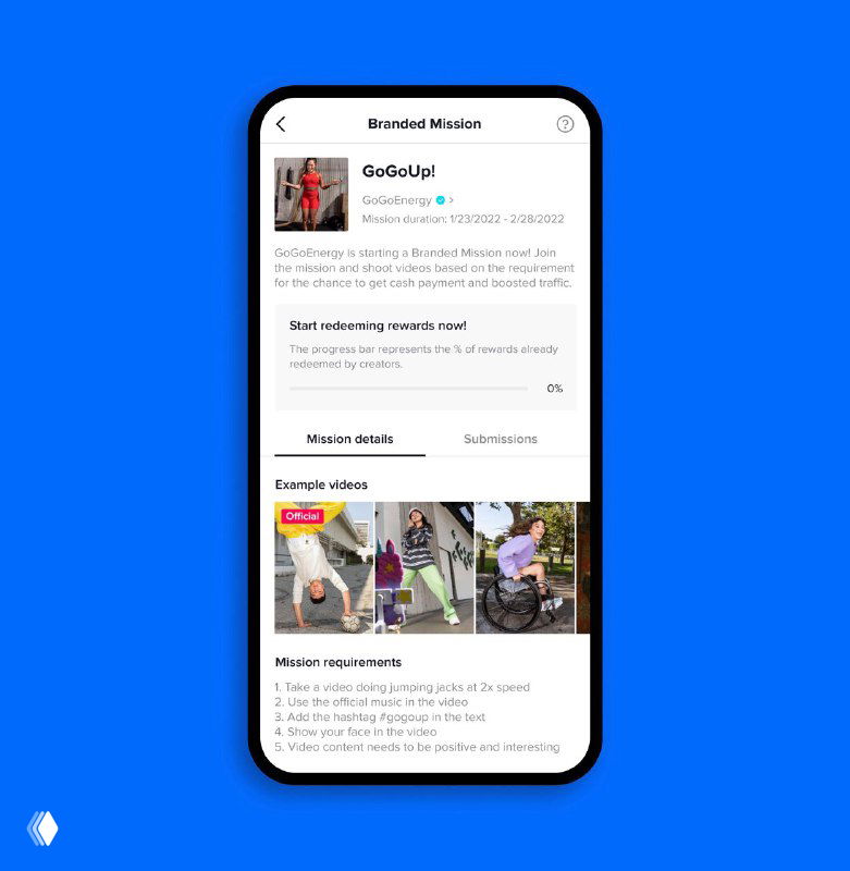 Экран смартфона с интерфейсом TikTok Branded Mission на синем фоне: превью роликов, требования миссии и элементы выбора для продвижения видны на экране.