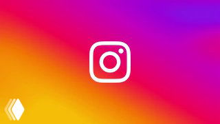 Яркий градиент с белым логотипом Instagram на фоне перехода цветов — вариант фирменного фона и использование логотипа в бренд-гайде.