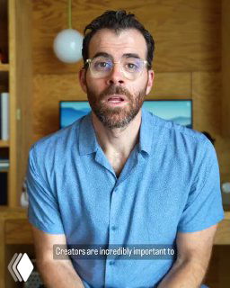 Мужчина в рубашке и очках на фоне домашнего интерьера — кадр из видеопревью о создателях контента, внизу видны субтитры и экран.