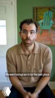 Человек в комнате сидит на стуле на фоне кресла и картины; кадр из ролика об Instagram и платном контенте с английской надписью на экране.