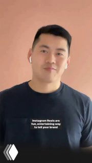 Человек в наушнике на светло-розовом фоне; на футболке видна надпись про Instagram Reels — иллюстрация темы платного продвижения коротких роликов.