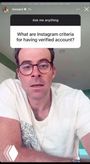 Скриншот из Instagram Stories: Адам Моссери отвечает на вопрос о критериях верификации аккаунта, крупный план лица.