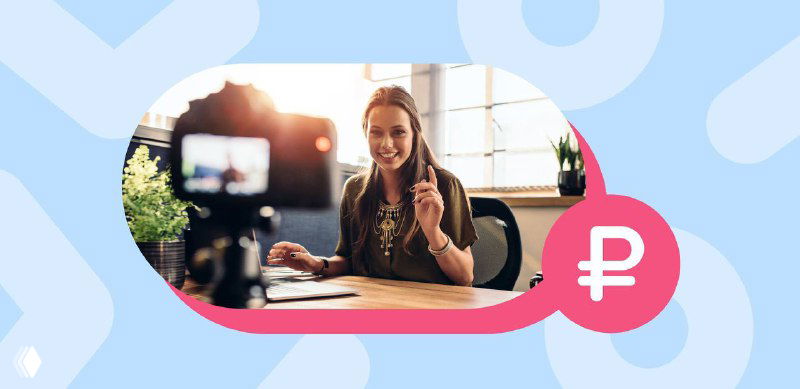 Женщина-блогер записывает видео перед камерой в домашней студии; иллюстрация к новости о монетизации видео в Одноклассниках.