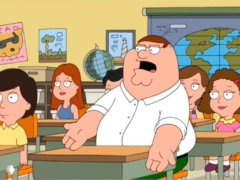Кадр из мультсериала Family Guy: Питер Гриффин сидит в школьном классе, жестикулирует и выглядит озадаченным, комичная сцена.