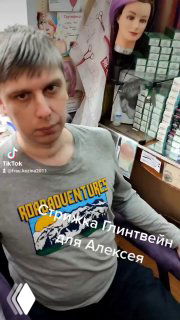 Сцена в парикмахерской: клиент/модель и манекен на фоне полок с упаковками, реальная рабочая обстановка и визуальные элементы Reels.