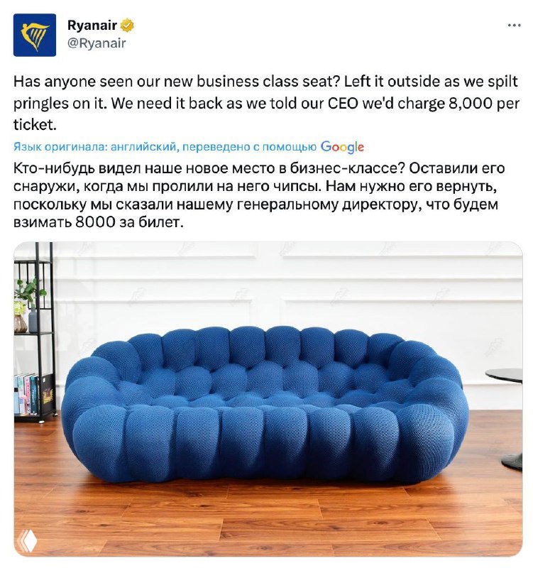 Крупный план синего мягкого дивана с множеством округлых подушек на деревянном полу — кадр из вирусных публикаций в соцсетях.