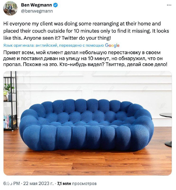 Интерьерный ракурс дивана на деревянном полу, видны круглые секции и окружающее пространство, показывает масштаб предмета в комнате.