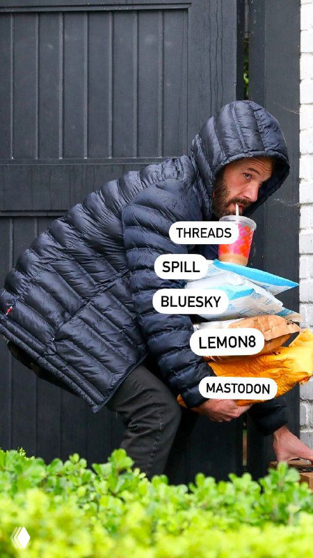 Человек в тёмной пуховой куртке с капюшоном, наклоняется у ограды, держит стакан и пакеты; на фото наложены подписи с названиями платформ Threads, Bluesky и др.