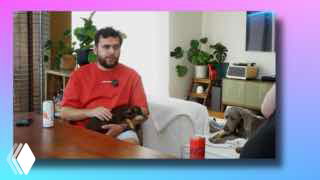 Двое ведущих в кадре во время записи подкаста: мужчина в красной футболке на диване с микрофоном, интерьер комнаты и бытовые предметы на заднем плане, непринуждённая беседа.