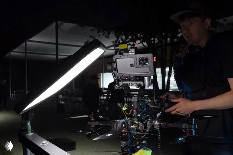 Камера и софтбокс в сложном риге, рядом оператор, выглядит как профессиональная постановочная сцена для ролика или рекламной съёмки.