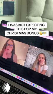 Фото экрана ноутбука с видеозвонком двух женщин; на экране виден стикер с текстом о неожиданном рождественском бонусе, иллюстрация к TikTok.