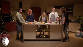 Кадр новогоднего выпуска 'ВНутренней кухни' от Яндекс Рекламы: Ткачук с командой готовят салаты в студийной кухне.