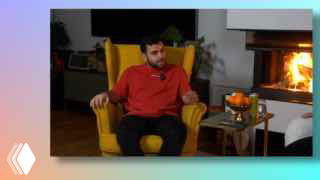 Миниатюра подкаста: мужчина в красной рубашке сидит в кресле у камина в студии — кадр из видеообсуждения рынка рекламы.