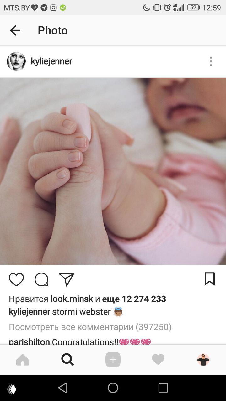 Скриншот Instagram-поста: крупный план детской руки, сжимающей палец взрослого, виден интерфейс и счёт лайков.