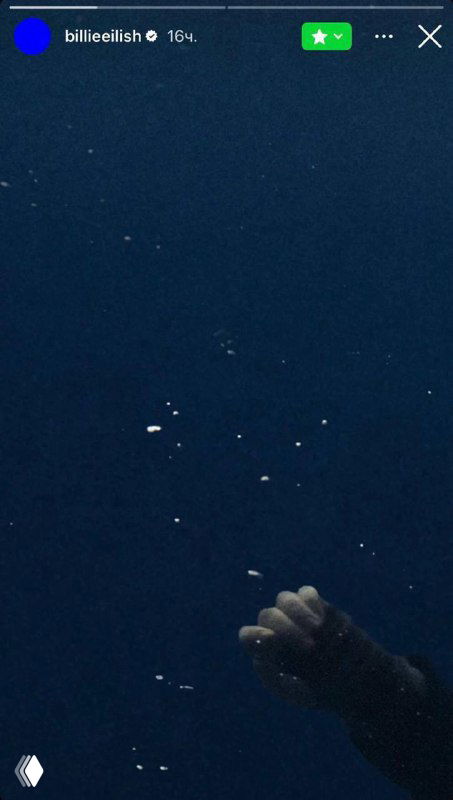 Минималистичный кадр сторис с тёмным фоном и поднятой рукой; визуальный тизер, возможный фрагмент промо-кампании артиста.