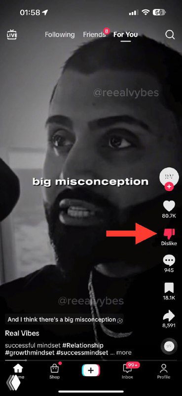 Скриншот интерфейса TikTok/Reels: фрагмент видео с лицом автора и правой панелью иконок, где выделена кнопка «дизлайк».