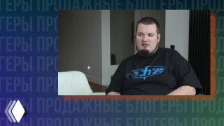 Превью подкаста: мужчина в темной футболке сидит в комнате на фоне графического баннера с повторяющимся текстом «Продажные блогеры».