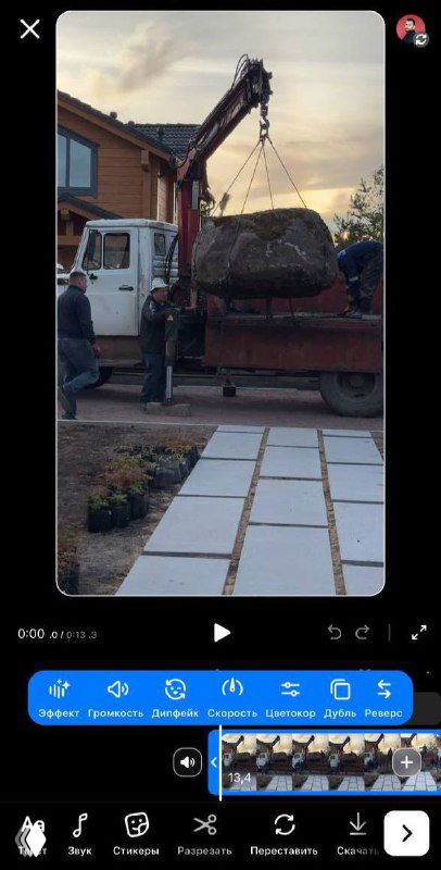 Скриншот временной шкалы монтажа в приложении ВКонтакте: превью видео, панель управления и элементы монтажа под окном просмотра ролика.