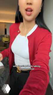 Кадр вертикального видео: блогерша говорит в камеру в комнате, выражение лица подчёркивает жалобу на неудобные кроссовки и реакцию аудитории.