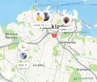 Фрагмент карты с группировкой аватаров и метками времени рядом с названиями улиц и парков — пример визуализации друзей на карте.