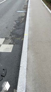 Кадр с бордюром и велодорожкой: часть городской среды, снятая вертикально для создания ощущения «случайного» наблюдения покупателя.