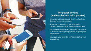 Несколько рук с смартфонами на фоне слайда презентации «The power of voice», иллюстрирующего идею прослушивания устройств и использования голосовых данных для таргетинга рекламы