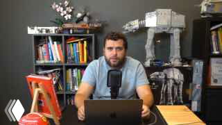 Алексей Ткачук в студии за столом с микрофоном и ноутбуком, на фоне книжной полки и атрибутики — превью подкаста о соцсетях.