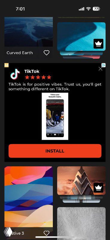Скриншот интерфейса мобильного приложения с сеткой превью обоев на экране смартфона, видны элементы подписки, кнопки и интерфейс магазина