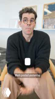 Скриншот видео: сидящий мужчина в интерьере жестикулирует и объясняет, размыт фон, на кадре виден интерфейс и подпись из приложения.