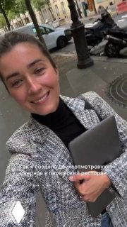 Женщина улыбается на городской улице у припаркованных мотоциклов, держит планшет; иллюстрация кейса с бесплатной пиццей.