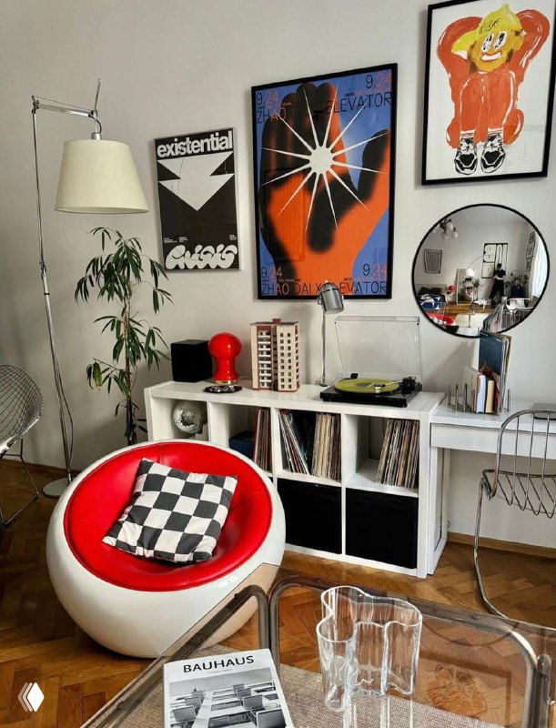 Комната с круглым креслом и ярким постером на стене, винтажные предметы и граммофон — плакаты в реальном интерьере от пользователей.