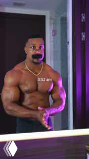 Мускулистый мужчина смотрит в зеркало в ванной комнате, с пластырем на носу и контрастной подсветкой — кадр из вирусного фитнес‑видео.