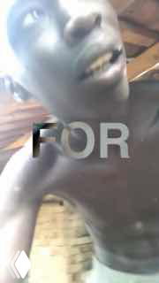 Кадр из вертикального ролика: крупный план тёмнокожего молодого человека без футболки в простом деревянном помещении; на кадре текст «FOR», скрин из тиктока.