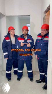 Кадр из стройблога: трое рабочих в красных касках в недостроенной квартире, оранжевый текст-призыв поверх кадра для вовлечения.