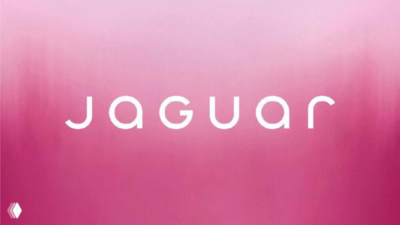 Розово-пурпурный фон с белым словом «Jaguar» в центре; стилизованный логотип бренда на однотонном абстрактном фоне, крупный план.