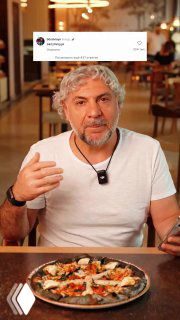 Крупный план: мужчина за столом рядом с тарелкой пиццы, он рассказывает о запуске новой позиции в меню ресторана, эмоциональная подача в ролике.