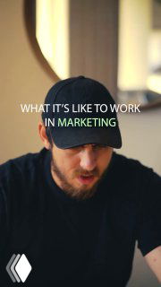 Крупный план мужчины в кепке во время записи вертикального видео с наложенным текстом про работу в маркетинге — атмосферный сторис-стиль.