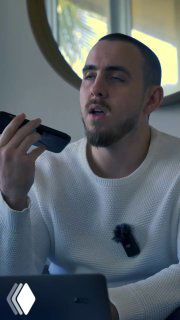 Мужчина с накрученной бородой держит телефон и говорит — фрагмент Reels о типичных «болях» коммуникации между агентством и клиентами.